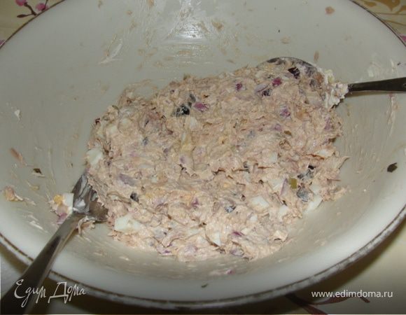 Посолить, поперчить по вкусу. Добавить натёртую цедру лимона и сок, заправить сметанкой и хорошо перемешать. Готово! Очень вкусно со свежим хлебом и сэндвичами.