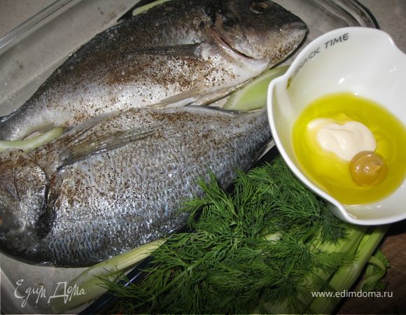 Очистить рыбку, вынуть жабры и внетренности. Посолить, поперчить и уложить в удобную для выпекания форму.