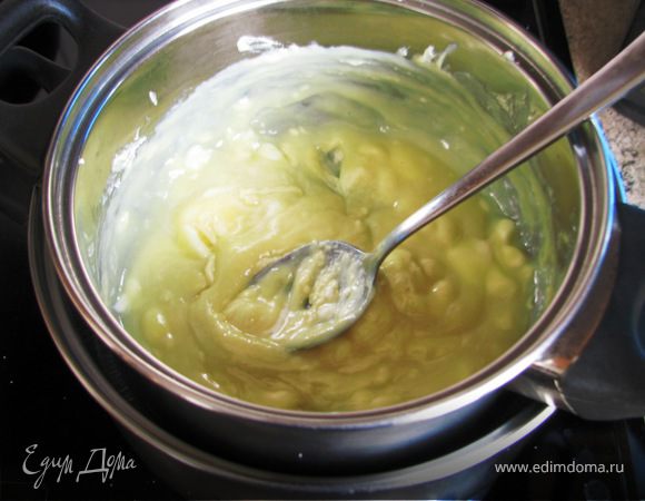 На паровой бане растопить шоколад, добавить сыр и замесить до однородной массы. 