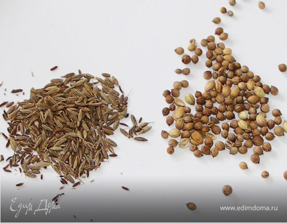 Пересыпать пряностями желательно свежепомолотыми.