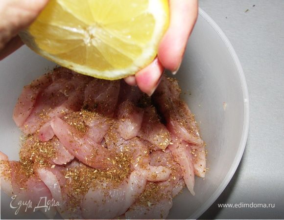 Полить лимонным соком и маслом.