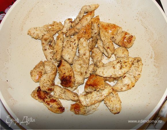 Раскалить сковороду(желательно вок).Добавить 1-2ст.л масла.Выложить индейку чуть отжатую от маринада.Обжаривать 10 мин на сильном огне.