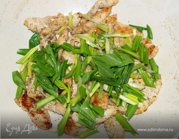 Добавить черемшу и пожарить ещё 1-2 мин.