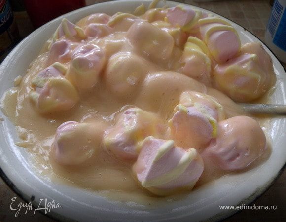 1. Готовим заварной крем из 800 мл молока (+яйцо и мука). Только вместо сахара - маршмеллоу...В горячий крем всыпать зефирки и мешать до полного растворения. В маршмеллоу есть желатин, так что крем после охлаждения превратился в "птичье молоко", плюс клубничный вкус. МОЯ ОШИБКА: у меня был готовый крем - порошок (уже с сахаром, яичным порошком и мукой)и после того, как я добавила маршмеллоу крем получился сладковатым (хотя на любителя)...