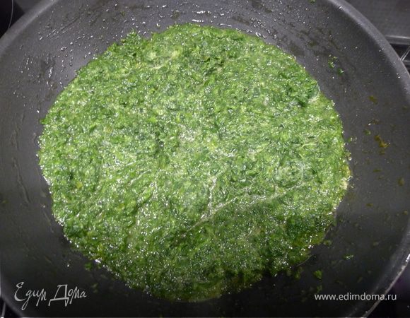 Обжарьте лук до золотистого цвета, добавьте морковь, пассеруйте минуты 3–4. Картошку опустите в бульон, варите до полуготовности. Выложите обжаренные лук и морковь. На сковороде растопите столовую ложку сливочного масла, выложить половину пакета замороженного шпината (или 3–4 брикета), потушите минут 5, пока шпинат полностью не разморозится.