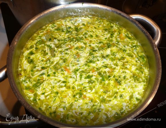 Добавьте шпинат в суп, положите перец горошком и лавровый лист. Взбейте вилкой 2 яйца, в кастрюле вилкой сделайте воронку, медленно струйкой влейте яйца, постоянно размешивая. Все вместе варите еще минуты 2, закройте крышкой. Суп готов! Приятного аппетита!