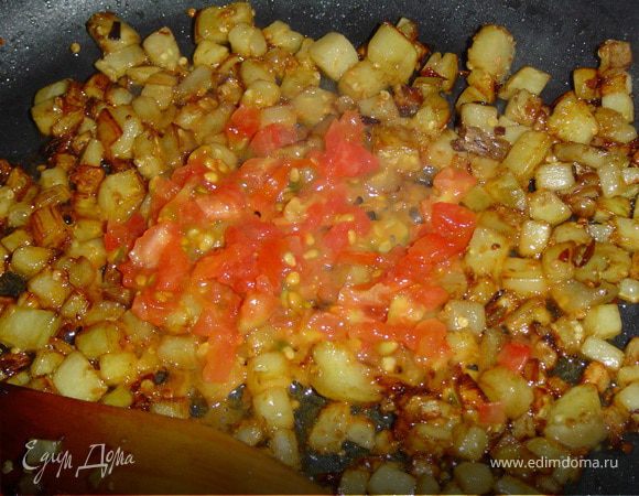 Очистите баклажан и нарежьте его мелкими кубиками, измельчите лук и сердцевину помидоров. Обжарьте все ингредиенты на растительном масле, посолите и добавьте специи по вкусу.