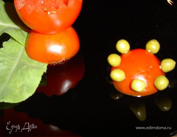 Оставшаяся часть помидора будет служить подставкой, к которой с помощью зубочисток прикрепите горошины.