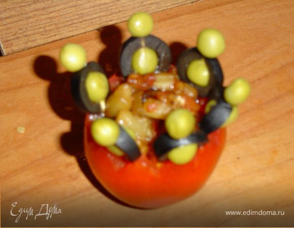 Оформленные зубочистки воткните по краю помидора.Сверху на начинку положите майонез с чесноком и перцем.