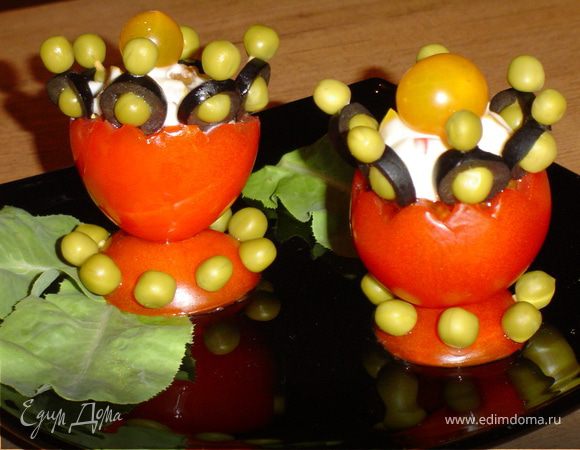 На подставку поставьте чашу с закуской и украсьте желтыми помидорами-черри.