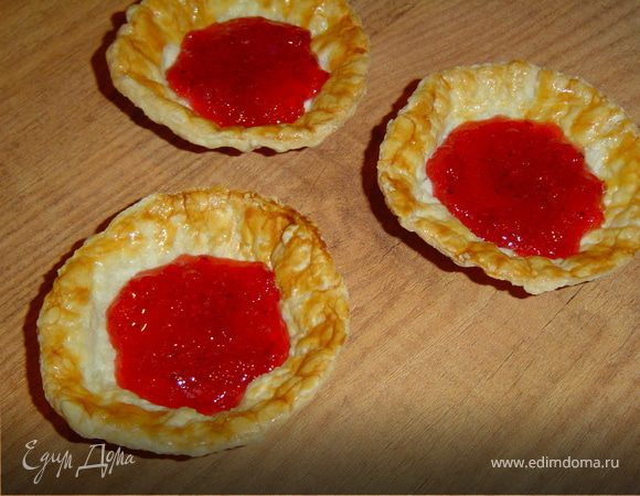 На дно тарталеток положите клюкву, перетертую с сахаром.