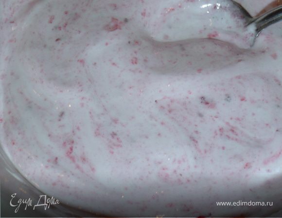 Взбейте охлажденные белки с сахаром до устойчивых пиков. К белкам добавьте растертую с сахаром клюкву и осторожно перемешайте.