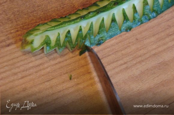 Сделайте листик из огурца, вырезав фигурно острым ножом узор.