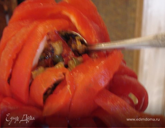 Сделайте еще один цветок по описанному выше способу из красного перца и готовым фаршем начините его.
