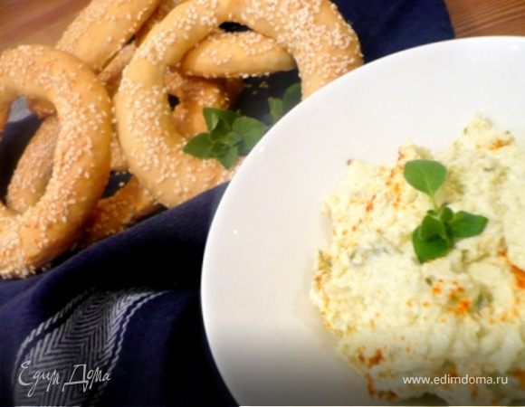 ТИРОКАФТЕРИ:
1. Чеснок очистить и раздавить ножом. Залить 2 ст.л. оливкового масла. Отложить - пусть масло пропитается ароматом чеснока.
2. Чили разрезать пополам и очистить от семян.  Положить на фольгу и отправить в розогретую до максимума духовку. Запекать до мягкости и появления пузырей на кожице - ок. 10 мин. Нарезать мелко.
3. В процессоре измельчить фету, чили и 1 ст.л. оливкового масла, до однородности. Добавить чесночное масло БЕЗ ЧЕСНОКА и хорошенько перемешать. Выложить в пиалку. Если Вы любитель экстримальной остроты, можете поперчить еще и перцем чили.  Продержится в холодильнике 5-6 дней. 
