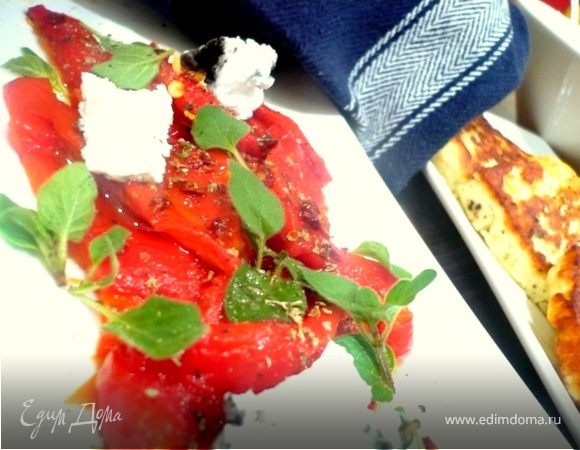 ПИПЕРИЕС КСИДАТЕС:
1. Перец(ы), сбрызнуть оливковым маслом  и запечь в духовке или на гриле. Завернуть в пленку или, как предложил Вениамин, положить в кастрюлю и накрыть крышкой. Когда перцы чуть остынут, снять с них кожицу и нарезать широкими полосками.
2. Сложить в посуду, сбызнуть чуточку уксусом, посыпать  чесноком, сушенным орегано и солью и полить оливковым маслом. Я подала с кусочками козьего сыра, а можно взять фету или даже подать без сыра.
