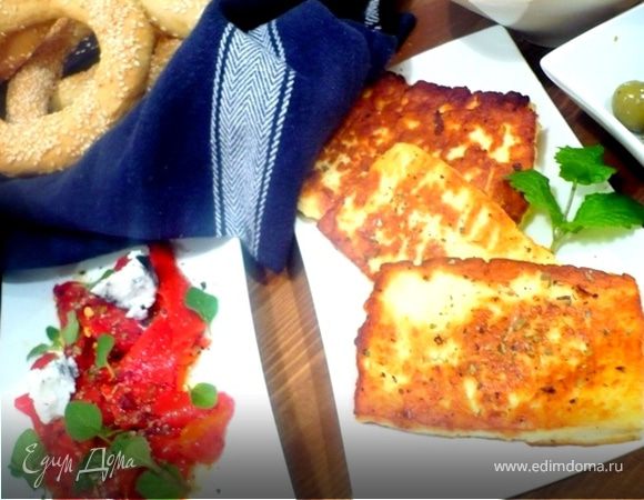 HALOUMI:
Сыр Haloumi родом с Кипра, но и в Греции он родной. Делают его из овечьего и козьего молока. Он трудно плавится, что позволяет его жарить на сковороде или на гриле.  Итак, сыр нарезать на прямоугольники толщиной 1 см. и обжарить  до золотого цвета. Посыпать  мятой (или другой травкой),перцем и сбрызнуть лимонным соком. Подавать сразу же.
