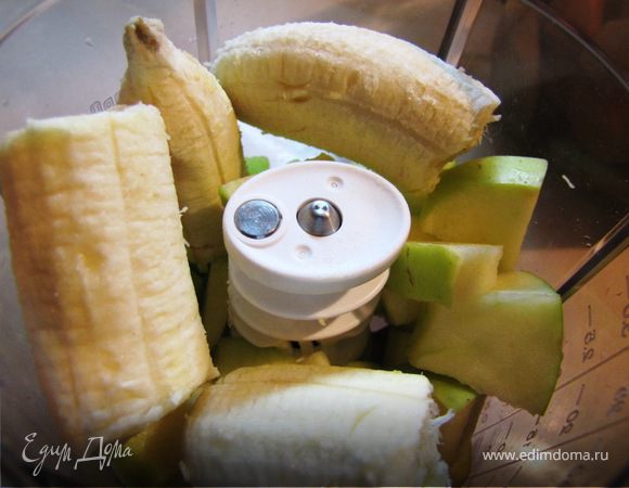 Духовку включить, выставить 180 градусов - пусть подготавливается к таинству. Яблоко без сердцевинки и банан перетереть блендером на пюре.