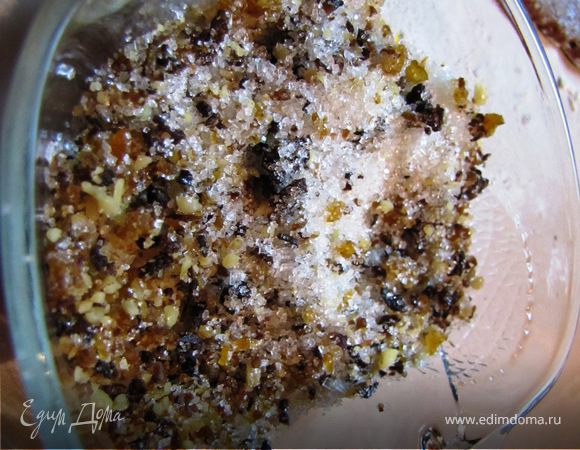 Смешать сахар и орехи для посыпки.