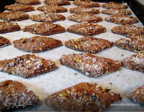 Печенюшки смазать любым сиропом, или маслом (что бы пристала посыпка), обмакнуть каждое печенье в сахарно-ореховую смесь и выложить на противень с пергаментом (я бумагу для выпечки предварительно смазываю).