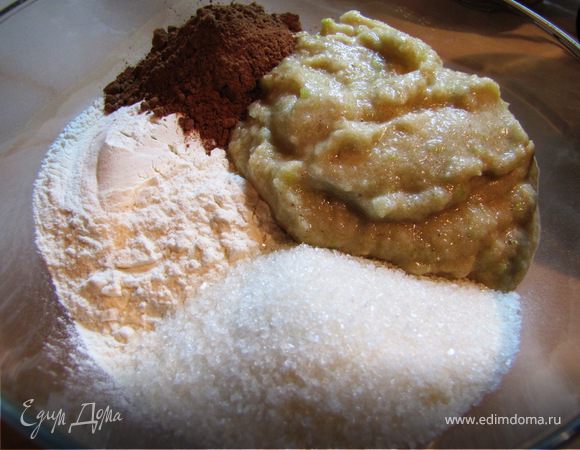 Соединить 2,5 стакана муки (0,5 стакана муки оставляем на вымес) с сахаром, какао, ванилью, яблочно-банановим пюре, маслом, содой. Замесить тесто, подсыпая муку, при необходимости, добавляя масло.