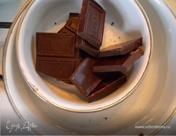3. Шоколадное обрамление торта. Растопить шоколад на водяной бане с сливочным маслом. 