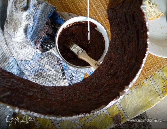 Намазать кисточкой шоколад. Первый слой тоненький (и в холодильник). Второй слой потолще (опять в холодильник). Третий слой - оставить застывать при комнатной температуре. МОЯ ОШИБКА: Одной шоколадки (100 г) оказалось потом мало. Когда я сняла кольцо - ободок треснул в нескольких местах из-за давления желе (которое у меня несильно застыло... но об этой ошибке позднее) 