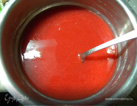 4. Клубничное желе. Клубнику протеречь через сито. Добавить 2 ст л сахара. Закипятить. Добавить быстрорастворимый желатин. МОЯ ОШИБКА: Я воспользовалась распечатанным желатином. Он у меня лежал в пакетике (приоткрытом) и скорее всего выветрился. Из-за этого желе застыло но не так как хотелось. Используйте только свежий желатин...или плотно закрывайте баночку...