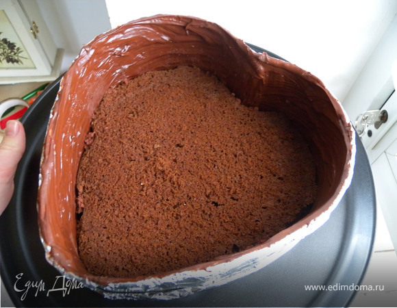 5. Когда все заготовки готовы начинаем собирать торт. Вырезаем бисквит по форме. Кладем на дно сердца. (Фольговое сердце кладем непосредственно на блюдо)...