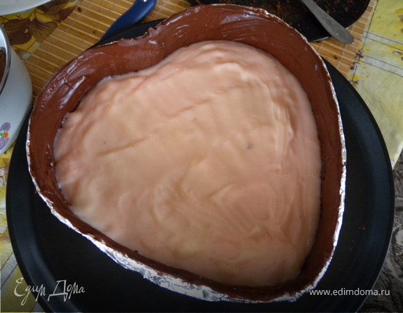 Поверх выливаем крем (остывший до комнатной температуры). Отправляем в холодильник до полного загустения крема. 