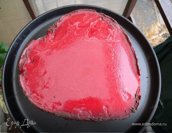 Когда крем застыл выливаем поверх него клубничное желе (тоже остывшее до комнатной температуры). Но лить не на крем а подложить ложку и лить на нее. Это нужно для того, чтобы желе струей не деформировало заварной крем. Отправляем в холодильник. Мой простоял там ночь.