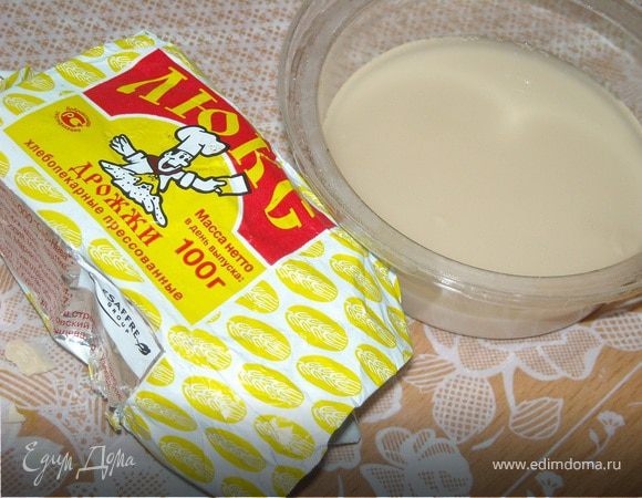 Замочить дрожжи до растворения.