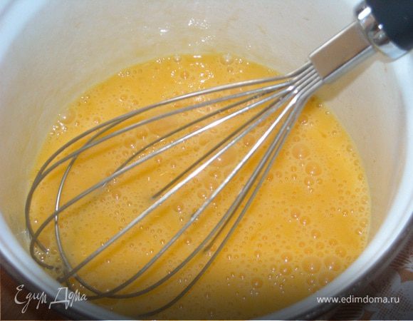 К молоку добавить растопленный маргарин, растительное масло, соль, сахар. Отдельно взбить яйца. Добавить к молоку.