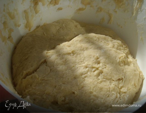 Добавить к молоку дрожжи, муку. Вымесить тесто руками, не крутое, но чтобы отставало от рук.