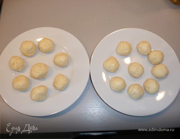 Смазать руки растительным маслом, с помощью чайной ложки (для меры) сформировать ровные шарики.