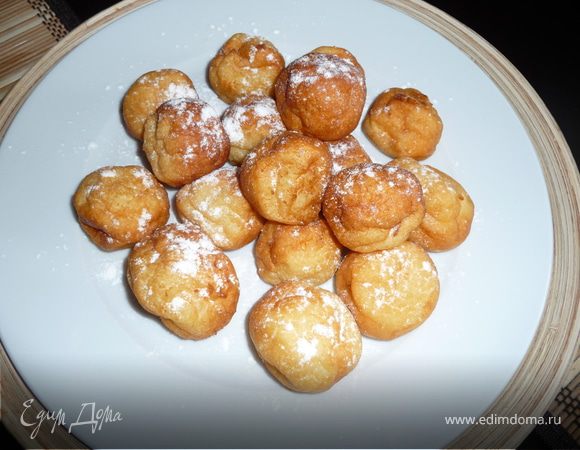 Готовые шарики выложить на блюдо, посыпать сахарной пудрой. 

Приятного аппетита!
