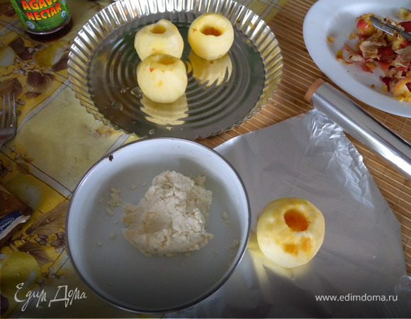 Очистить яблоки от кожуры и вырезать серединку