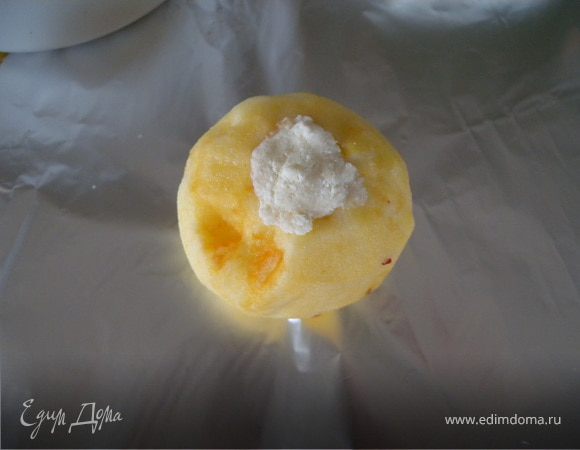 Творог смешать с кашей (сухой). Начинить яблочки.