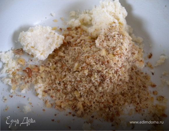 Для более взрослых к творогу - дробленные орехи...