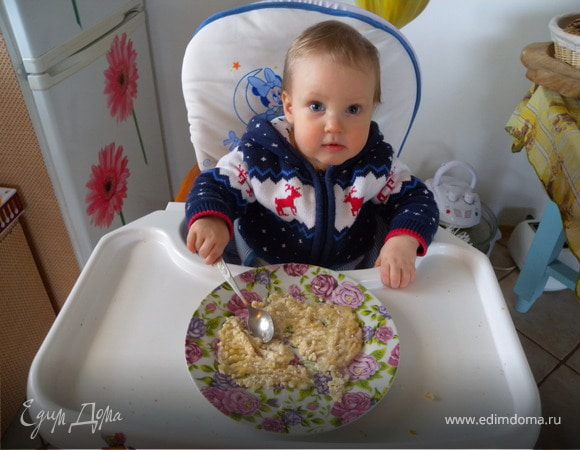 Для Маргариты я просто помяла испеченное яблочко вилкой...