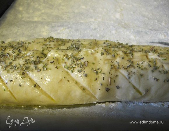 Багет с зеленью, пармезаном и орегано:
Измельчить зелень, чеснок и сыр, добавить 2 ст.л. оливкового  масла.
В багете сделать глубокий надрез вдоль, выложить в кармашек начинку, защипать края, но не сильно, т.к. выкладывать багет будем швом вверх и края разойдутся и будет видно начинку.Это очень красиво и душисто.Багет выложить на противень, смазать оливковым маслом и присыпать орегано.