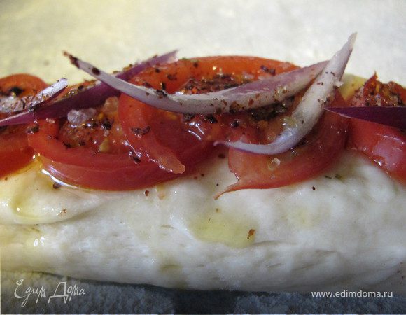 Багет с томатами:
Помидор нарезать тоненькими колечками, выложить на багет, выложить перышки лука, сбрызнуть оливковым маслом и присыпать сухими томатами и крупной солью.