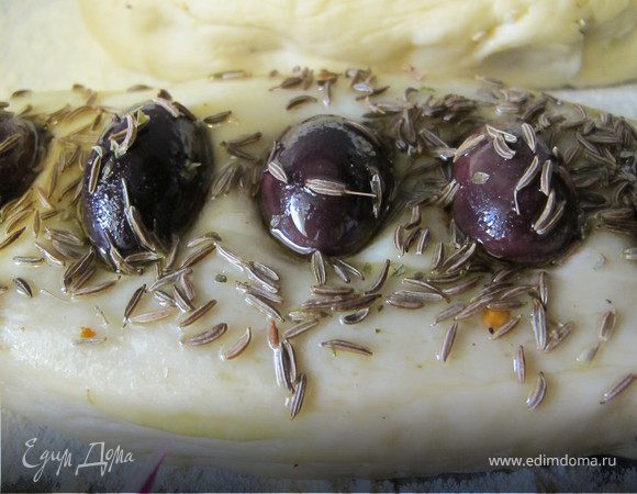 Багет с оливками и тмином:
Оливки выложить сверху на багет, прижимая. Полить оливковым маслом и присыпать тмином.