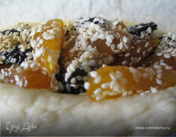 Багет с черносливом, курагой, кунжутом,  и медом:
Чернослив  и курагу порезать полосками, смешать с кунжутом и медом, добавить немного оливкового масла. Тщательно перемешать. В багете сдерать кармашек, соорудить подобие лодочки и выложить начинку.