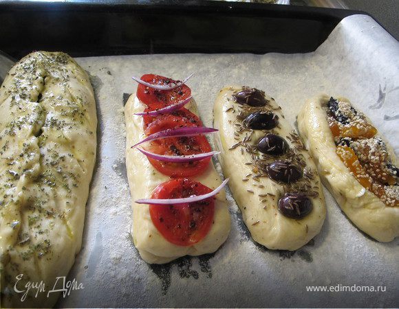 Готовые багеты выложить на противень, присыпанный мукой. Я подстраховалась и застелила бумагой для выпечки. 