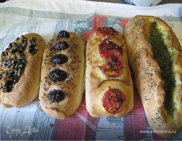 Выпекать при температуре 200 гр. около 20 минут. По совету Оли  я сбрызгивала багеты и противень водой, а уже готовый хлеб прикрыла полотенцем на 10 минут.