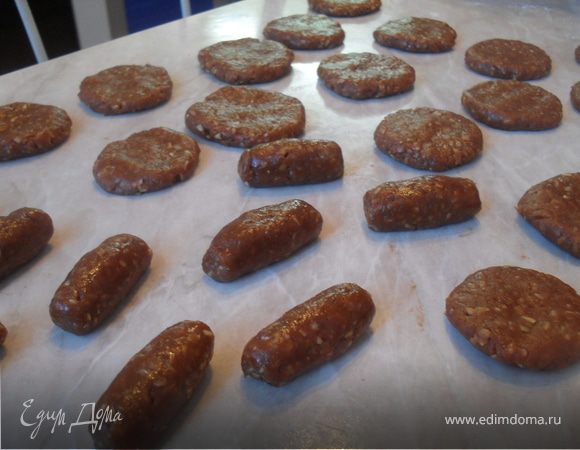 Из теста скатать шарики, колбаски.Слегка приплюснуть каждую печеньку.Отправить печенье в разогретую до 180*С духовку.Выпекать до готовности.