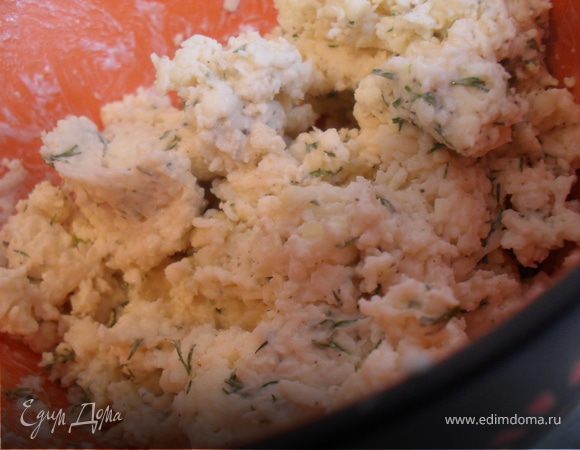 Для начинки натереть на терке сырки, порезать мелко зелень,
чеснок, все посолить, поперчить, заправить майонезом.Хорошо перемешать.