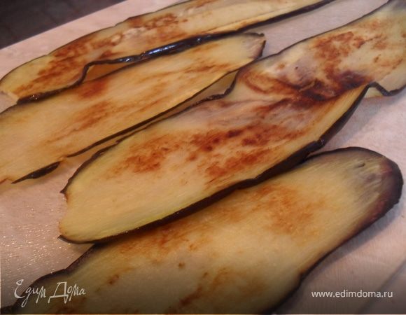 С баклажанов слить воду, обсушить на бумажном полотенце.Затем обжарить с двух сторон.(обжаренные баклажаны складывать на бумажное полотенце, чтобы впиталось масло)