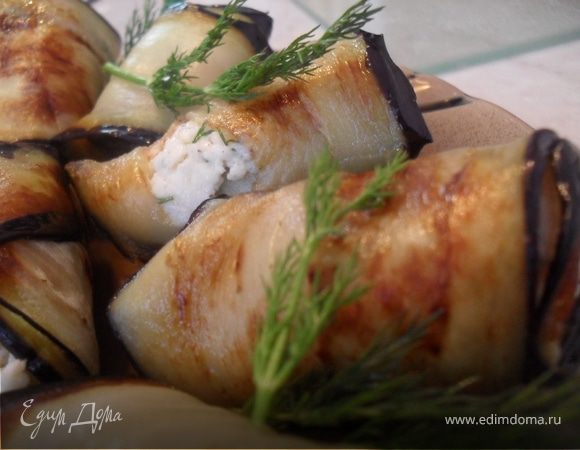 В остывшие баклажаны уложить на край начинку, свернуть релетиком.Украсить блюдо, поставить в холод охлаждаться, ну а после - можно и наслаждаться:)